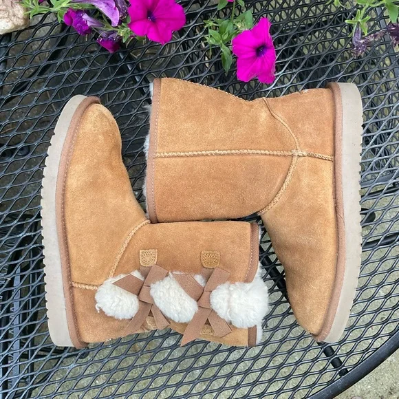 Koolaburra By Ugg Decorative Fur & Bows Sheepskin Fur Lined Slip On Suede Boots! - Picture 13 of 16